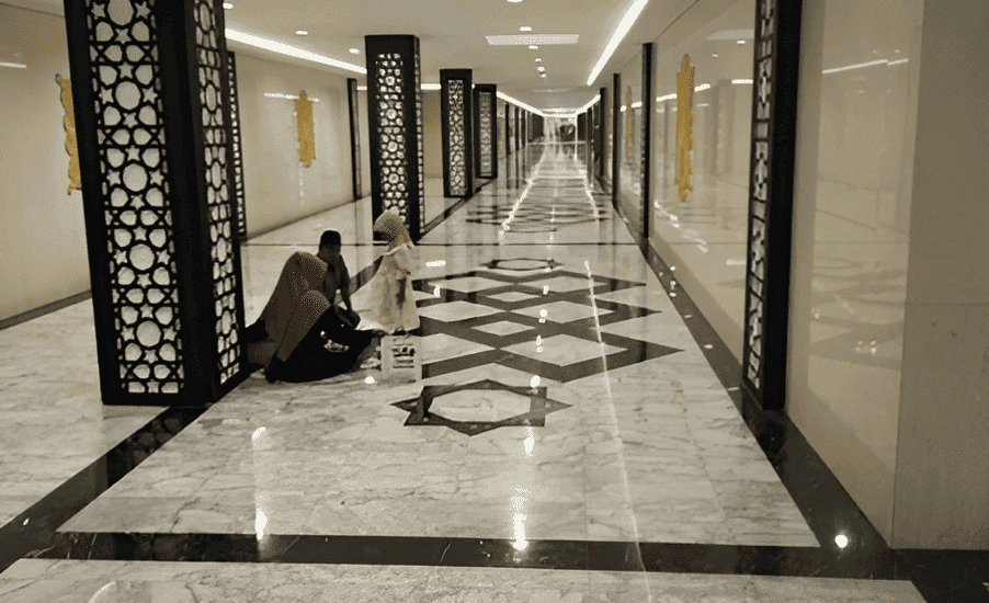 Lantai Masjid Baiturrahman dengan Marmer Polished