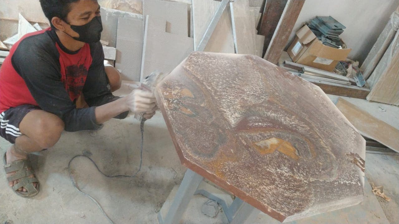 Pengerjaan Meja Marmer Kecil